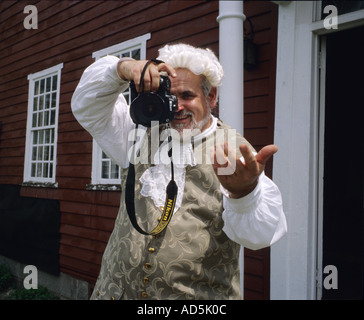 Mann verkleidet in der Kolonialzeit Kleidung mit Hilfe einer modernen Kamera Stockfoto