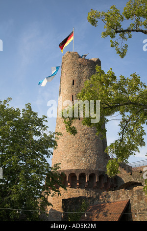 Schloss Windeck, eine Burg mit Blick auf die malerische kleine Stadt Weinheim in Deutschland. Stockfoto