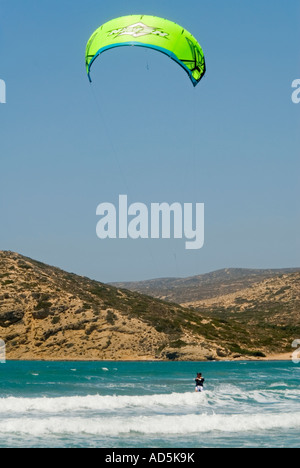 Vertikale Ansicht von einem kaukasischen Mann Kitesurfen in der Nähe der Küste in der Sonne Stockfoto