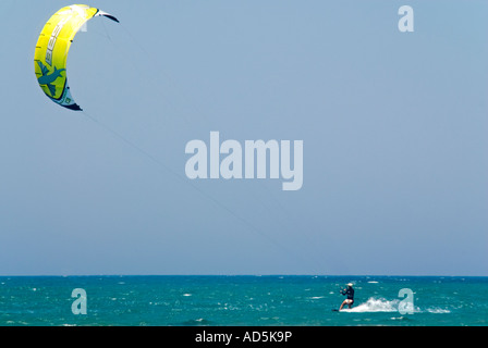 Horizontale Ansicht von einem Mann Kitesurfen auf Prasonisi, ein beliebter Strand an der südlichen Spitze der Insel Rhodos. Stockfoto