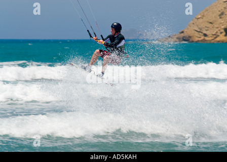 Horizontale Nahaufnahme von kaukasischen männlichen Kitesurfer Durchführung akrobatische Sprünge aus den Wappen der Wellen Stockfoto