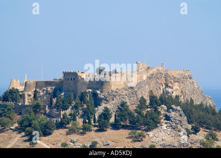 Horizontale Ansicht über die römische Akropolis Ruinen thront auf dem Hügel bei Lindos gegen ein strahlend blauer Himmel. Stockfoto