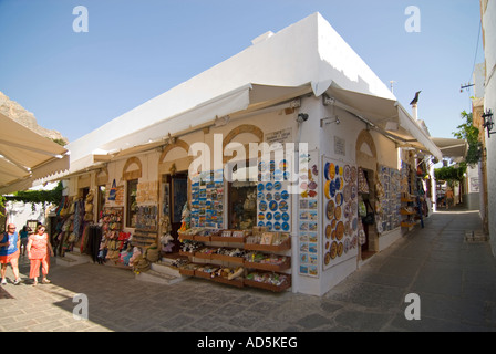 Horizontalen Weitwinkel von einer schmalen Straße Ecke in Lindos mit einem Souvenir-Shops anzeigen bunte Keramik außerhalb. Stockfoto