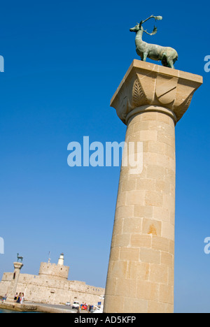 Vertikale Ansicht der Bock und Doe Reh Statuen auf hohen Säulen am Eingang des Mandraki-Hafen vor blauem Himmel. Stockfoto