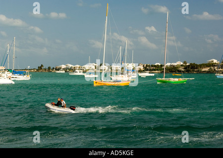 GREAT EXUMA BAHAMA GEORGE TOWN bunte Boote und Häuser im Hintergrund Elizabeth Bay Harbour Stockfoto