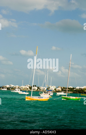 GREAT EXUMA BAHAMA GEORGE TOWN bunten Booten und Housesbackground Elizabeth Bay Harbour Stockfoto