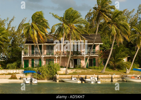 GREAT EXUMA BAHAMA GEORGE TOWN Regatta Point Hotel Elizabeth Bay Palmen und Boote am Strand Stockfoto