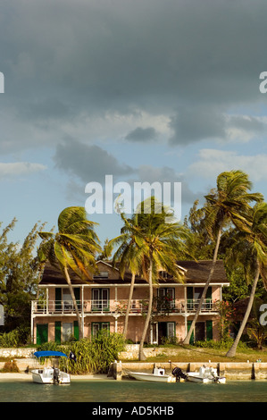 GREAT EXUMA BAHAMA GEORGE TOWN Regatta Point Hotel Elizabeth Bay Palmen und Boote am Strand Stockfoto
