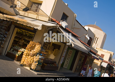 Horizontalen Weitwinkel von einem traditionellen griechischen Souvenir-Shop im Zentrum der mittelalterlichen Altstadt von Rhodos an einem sonnigen Tag Stockfoto