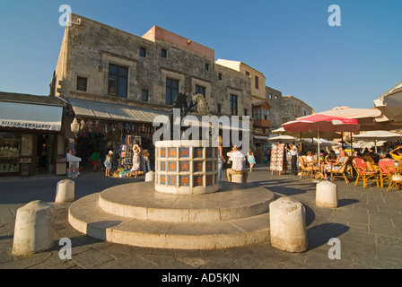 Horizontalen Weitwinkel der Plateia Martiron Evreon, aka der "Sea Horse" Brunnenplatz im Zentrum der Altstadt von Rhodos Stockfoto