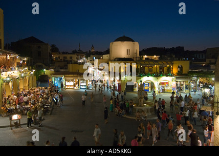 Horizontale erhöhten Weitwinkel von Menschen versammelten sich in dem beliebten Ippokratous Platz in der Altstadt von Rhodos in der Nacht. Stockfoto