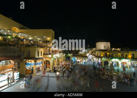 Horizontale erhöhten Weitwinkel von Menschen sitzen auf Schritte in dem beliebten Ippokratous Platz in der Altstadt von Rhodos in der Nacht. Stockfoto