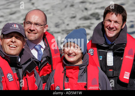 Dorset Süden M.P. Jim Knight & 2012 Olympics Minister Tessa Jowell im Hafen von Weymouth Stockfoto