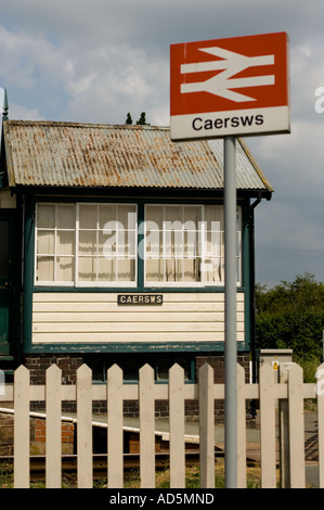 Caersws Bahnhof Stellwerk und Station anmelden Stockfoto