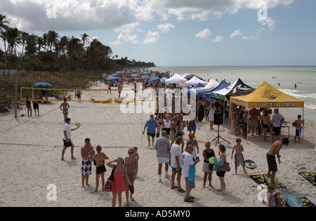 Blick vom Naples Pier wo Menschen die Sonne auf der Spring Break an der Golf Küste Strand Naples Florida Usa genießen Stockfoto