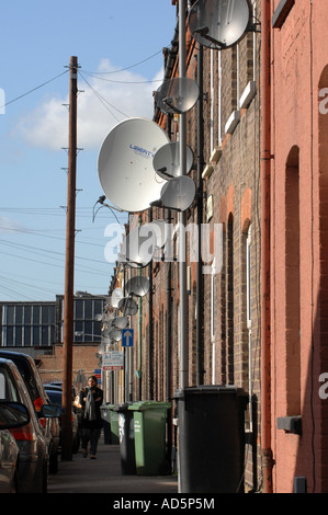 Reihenhäuser in Luton England bedeckt mit Satellitenschüsseln April 2007 Stockfoto