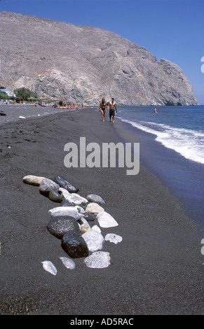 Santorini-Strand an der Ostküste Griechenlands mit Kieselsteinen Stockfoto