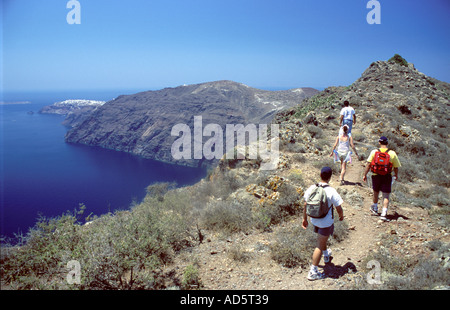 Wandern entlang des Randes der Santorini von Thira nach Oia, Santorini, Griechenland Stockfoto