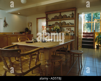 Antik Kiefer Tisch und Stühle im Speisesaal mit niedriger Decke und Fliesenboden Stockfoto