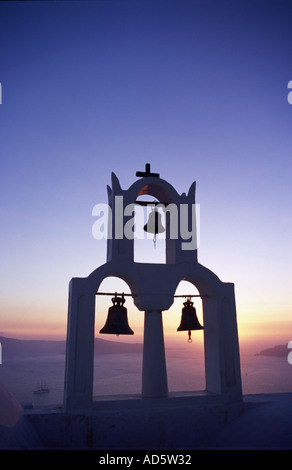 3 Glocken auf Kirche bei Sonnenuntergang in der Silhouette, Santorin Stockfoto