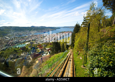 Die Standseilbahn Fløibahn bietet eine fantastische Aussicht auf die Stadt auf dem Weg an die Spitze des Mount Fløien in Bergen, Norwegen Stockfoto