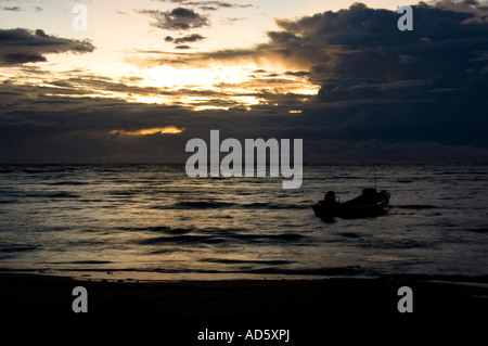 Boot-Silhouette am karibischen Meer Stockfoto