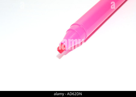 Nahaufnahme eines rosafarbenen Markers mit sichtbarer Spitze, isoliert auf weißem Hintergrund. Stockfoto