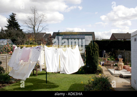 WASCHEN SIE DIE WÄSCHE AN EINER WÄSCHELEINE Stockfoto