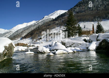 Strom fließt über einen schneebedeckten Berg Stockfoto