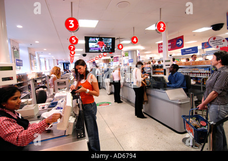 Kasse bei Tesco Supermarkt, UK Stockfoto