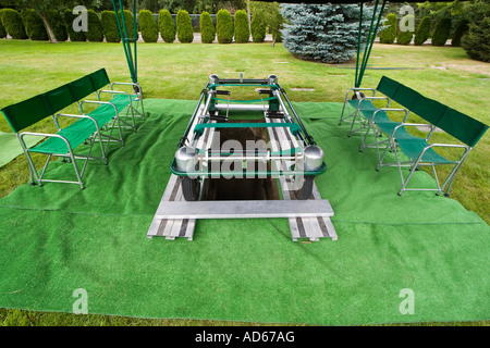 Senkung des Geräts und Beerdigung Setup vor der Zeremonie auf einem Friedhof Stockfoto