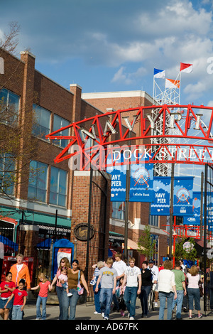 CHICAGO Illinois Passanten im freien Gehweg am Navy Pier unterqueren Schild am Eingang Stockfoto