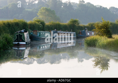 Kanalboote an einem nebligen Oxford-Kanal in den frühen Morgenstunden am Cropredy, Oxfordshire, England Stockfoto