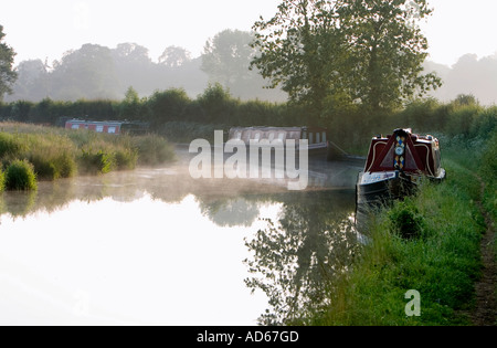 Kanalboote an einem nebligen Oxford-Kanal in den frühen Morgenstunden am Cropredy, Oxfordshire, England Stockfoto