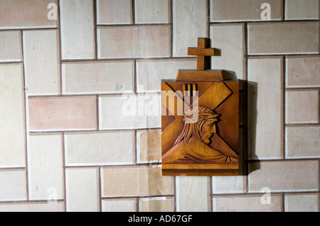 Christus mit Kreuz, hölzerne Wand-Plakette in der italienischen katholischen Kapelle, Lamb Holm, Orkney, Schottland Stockfoto