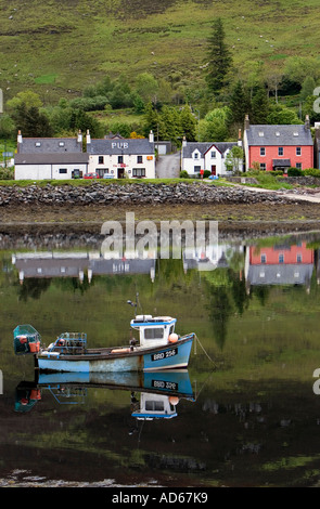 Farbig bemalten Häusern und Angelboot/Fischerboot spiegelt sich im Wasser neben Eilean Donan Castle Schottland Stockfoto