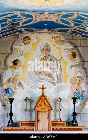 Innen italienische katholische Kapelle zeigen religiöse Wandmalereien. Lamb Holm, Orkney, Schottland Stockfoto