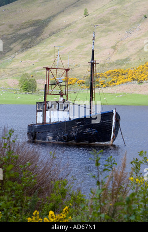 Altes Fischerboot auf Loch lochy, Skye und Lochalsh Region, Schottland Stockfoto