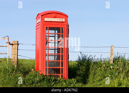 Alten Stil Telefonzelle am Rande eines Feldes in der Nähe von Marwick Bucht, Orkney, Schottland Stockfoto