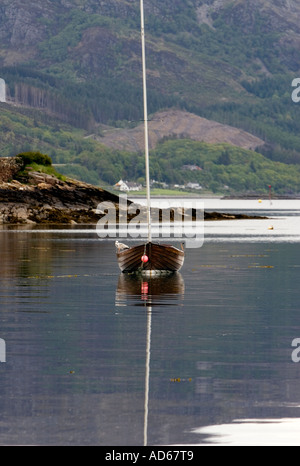 Einzelnen geschälten Holzboot vertäut im Hafen von Plockton. Ross und Cromarty, Schottland Stockfoto