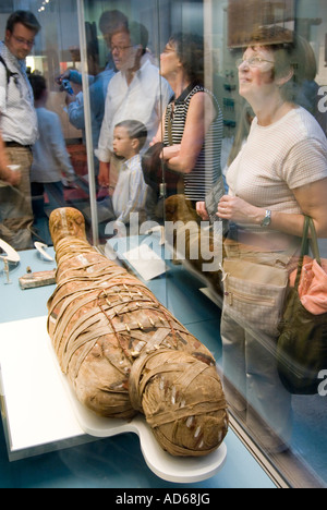 Besucher betrachten einer alten ägyptischen Mumie im British Museum London England UK Stockfoto