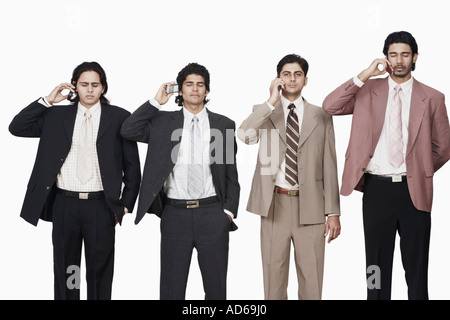 Vier Unternehmer sprechen auf dem Handy Stockfoto