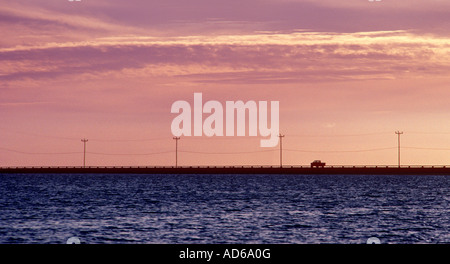 LKW Auto Crossing Bridge US Route 1 Silhouette, Key West, Florida USA Stockfoto