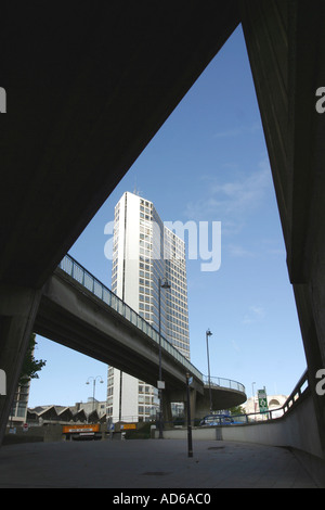 Alpha-Turm Birmingham, betrachtet aus einer Unterführung Stockfoto