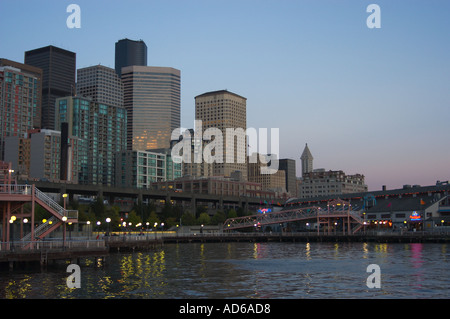Seattle Washington Skyline in der Abenddämmerung Stockfoto