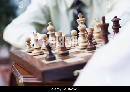 Mitte Schnittansicht von zwei Geschäftsleute spielt Schach Stockfoto