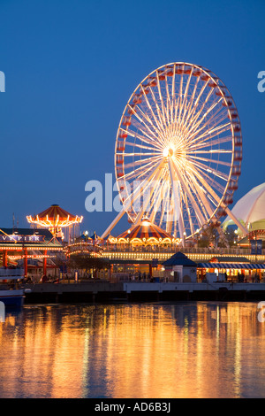 CHICAGO Illinois Riesenrad und Unterhaltung Fahrten bei Nacht Navy Pier Spiegelung im Wasser des Lake Michigan Stockfoto