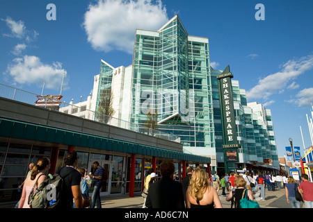 CHICAGO Illinois Menschen vor Shakespeare Repertory Theater-Gebäude am Navy Pier Stockfoto