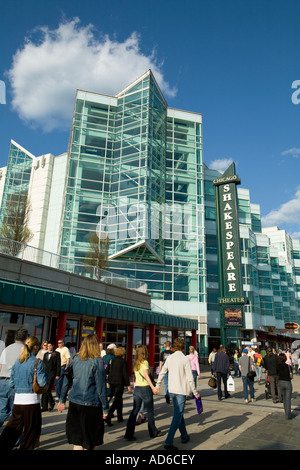 CHICAGO Illinois Menschen schlendern Sie vorbei an Shakespeare Repertory Theater-Gebäude am Navy Pier Stockfoto