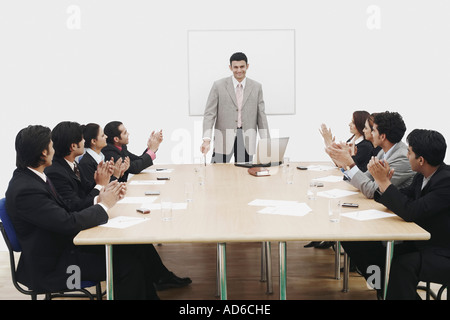 Gruppe von Führungskräften der Wirtschaft applaudieren bei einer Präsentation Stockfoto